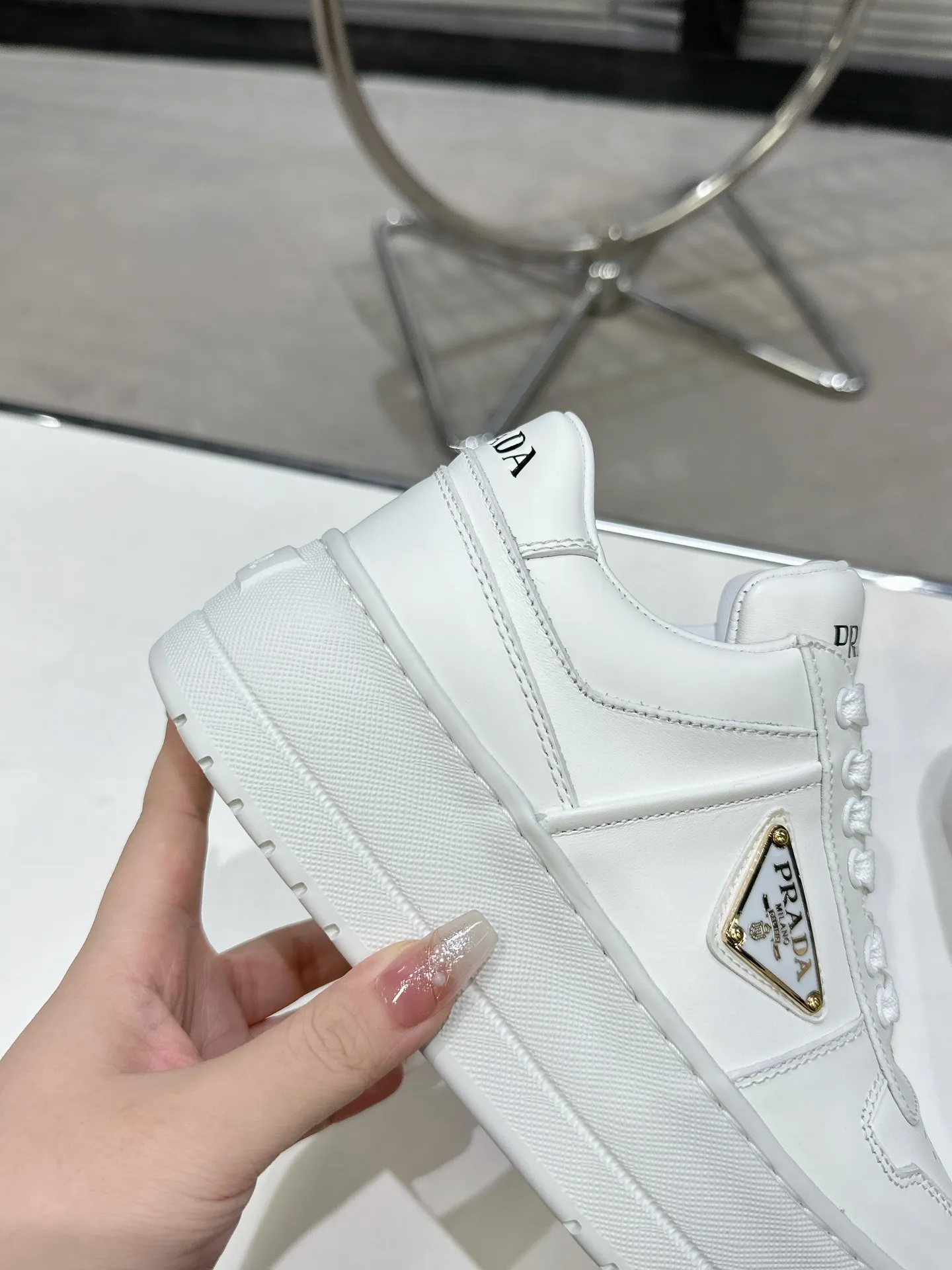 👟👟Ex-factory price 520👟👟 Prada Latest Downtown Bold series Thick-soled Platform Shoes Triangle Logo Casual Sports Shoes White Shoes Original purchase, development and production Downtown Bold sneakers are inspired by the basketball shoes of the 1980s, with sporty design and exquisite details. Crafted from perforated leather, the statement platform sole provides a unique, modern style. The Prada logo is interpreted from different angles, decorated with the iconic enamel-coated triangular metal logo, highlighting the unique classic style. Exquisite packaging at the delivery counter🛍📦 ▪️Fabric: Original custom imported first-layer cowhide ▪️Inner lining: Original imported soft sheepskin ▪️Outsole: Original molded ultra-light foam material ▪️Sole thickness: 4.5CM ▪️Size: Women's 35-40
